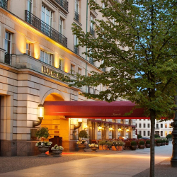 In besser Lage kann man in Berlin kaum wohnen ... Hotel ADLON